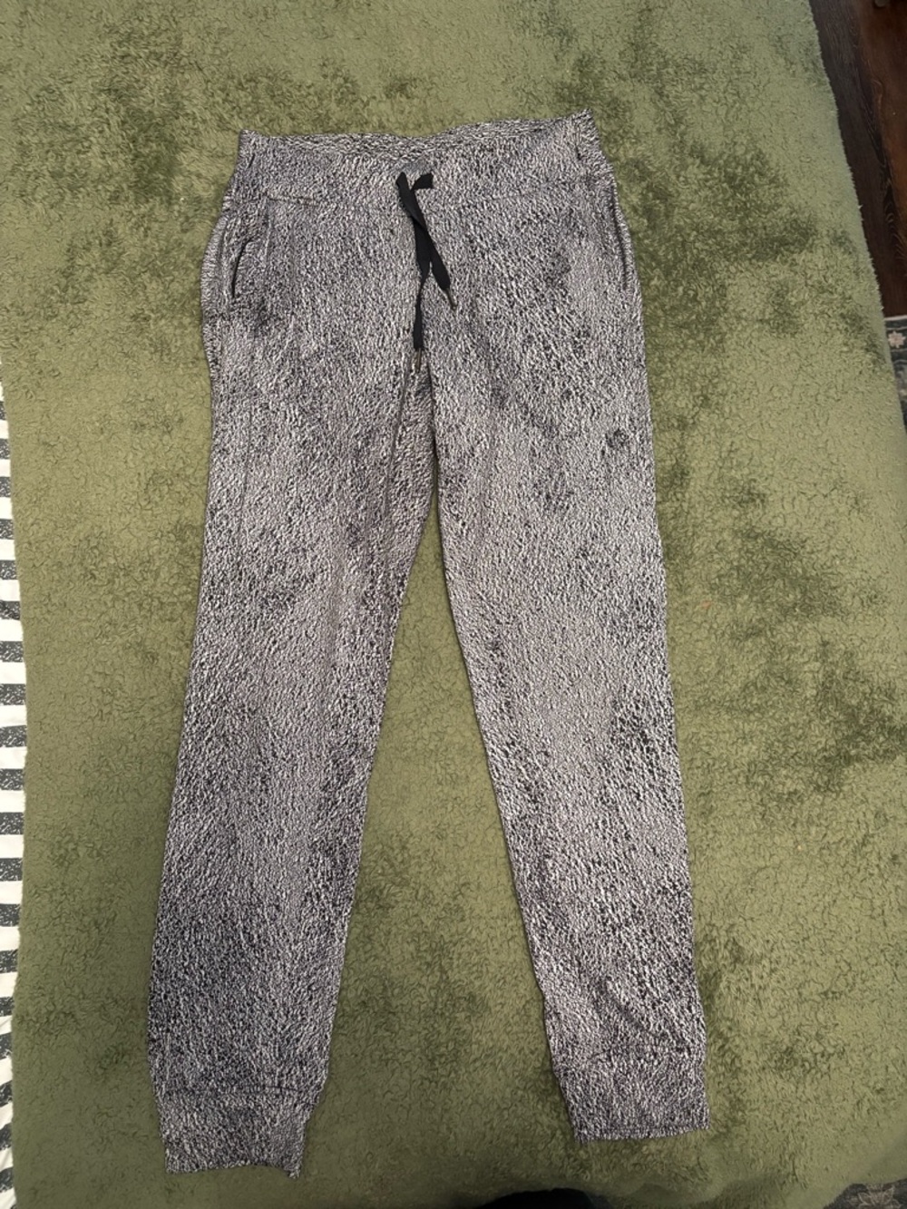 Lululemon black & gray jogger pants, size 6